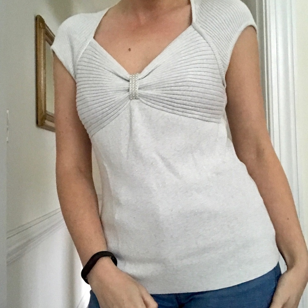 Short Sleeve Sparkly Tee w Bow Embellishment - Picture 3 of 9